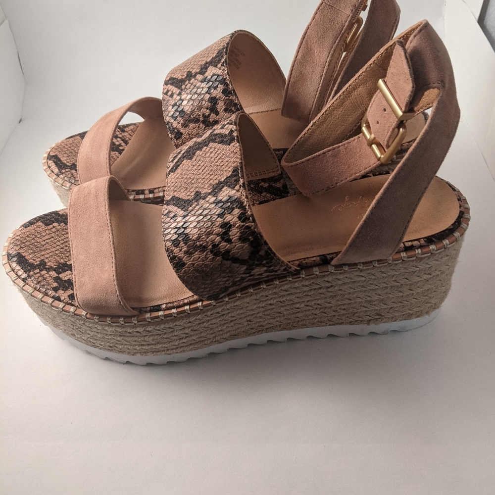 Crown Vintage Wedge Sandal Snake Print Size 9M Wom